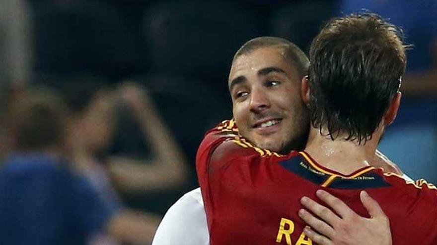 Karim Benzema, con Sergio Ramos.