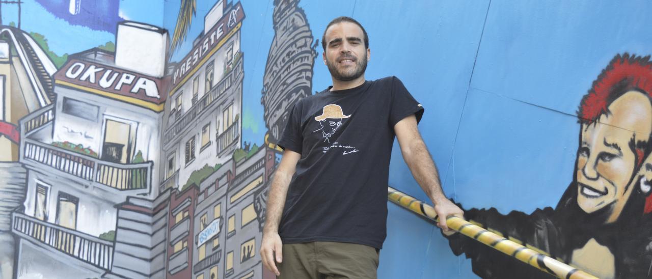 El escritor Maximiliano Rodríguez posa en su barrio de Barcelona