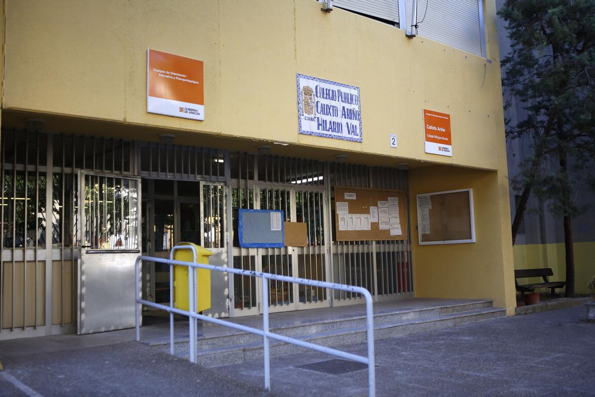 Entrada principal del CEIP Calixto Ariño, en el barrio de San José