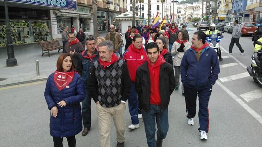 Decenas de personas participan en la marcha.