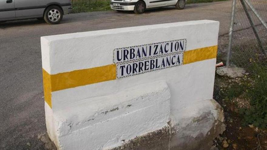 Hallan a una mujer muerta en una piscina de la Urbanización Torreblanca