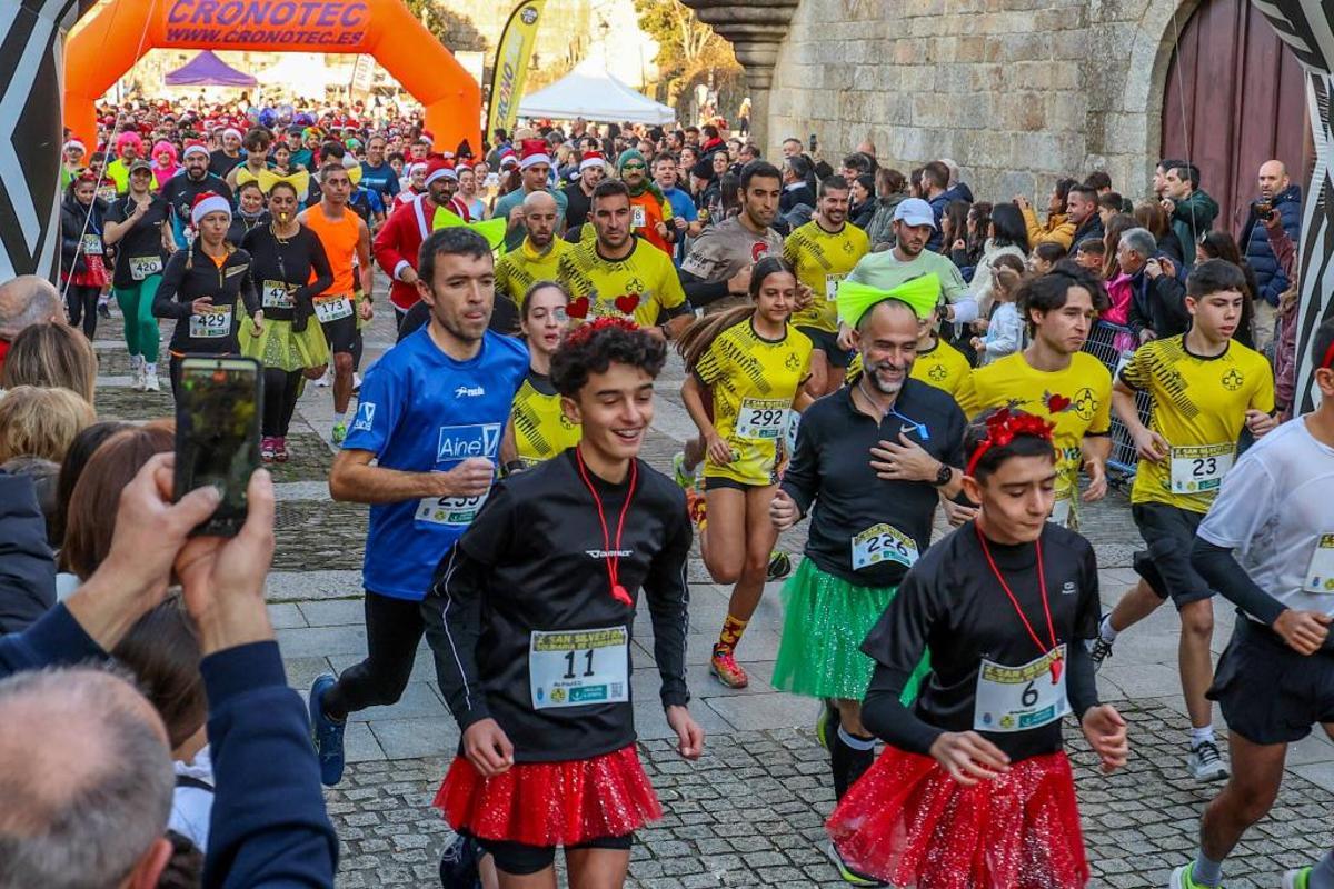 Cambados despide el año con miles de pisadas... y disfraces navideños