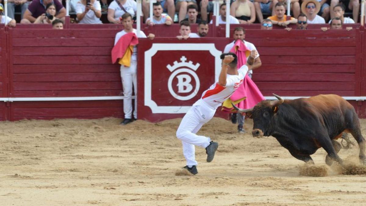 Las cuadrillas observan atentos los cortes de uno de los participantes. | E. P.