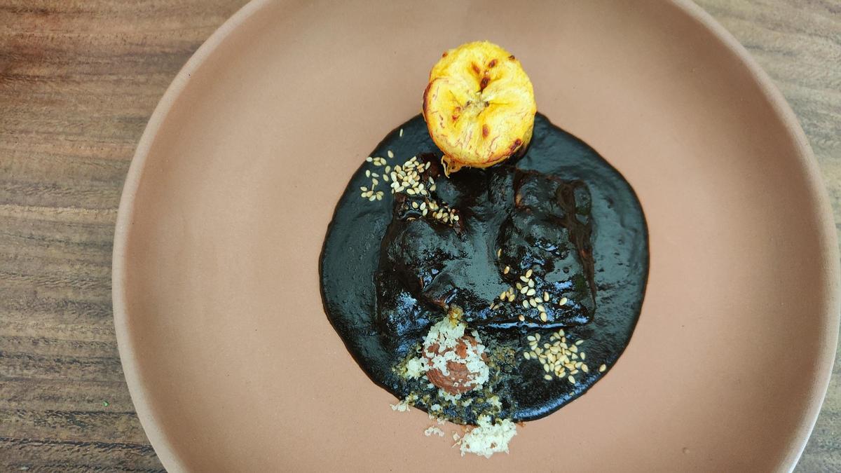El mole negro, un plato que lleva chile chihuacle, un ingrediente cuyas variedades intentan rescatar en Oaxaca.