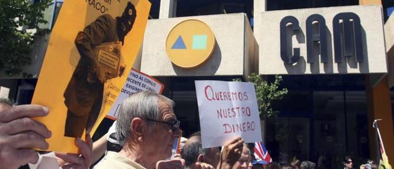 Imagen de archivo de una de las protestas de ahorradores ante la sede de la extinta CAM.