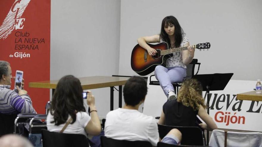 Silvia Menéndez, ayer, durante su actuación en el club cultural del periódico.