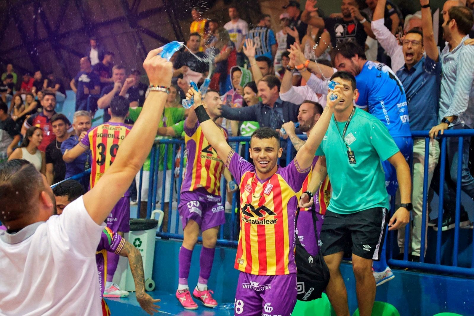 Las imágenes del Palma Futsal celebrando su título en la pista