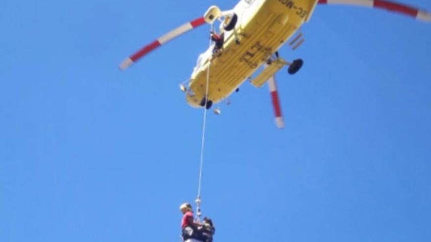 Rescatado un varón herido tras sufrir una caída en la Playa del Arenal