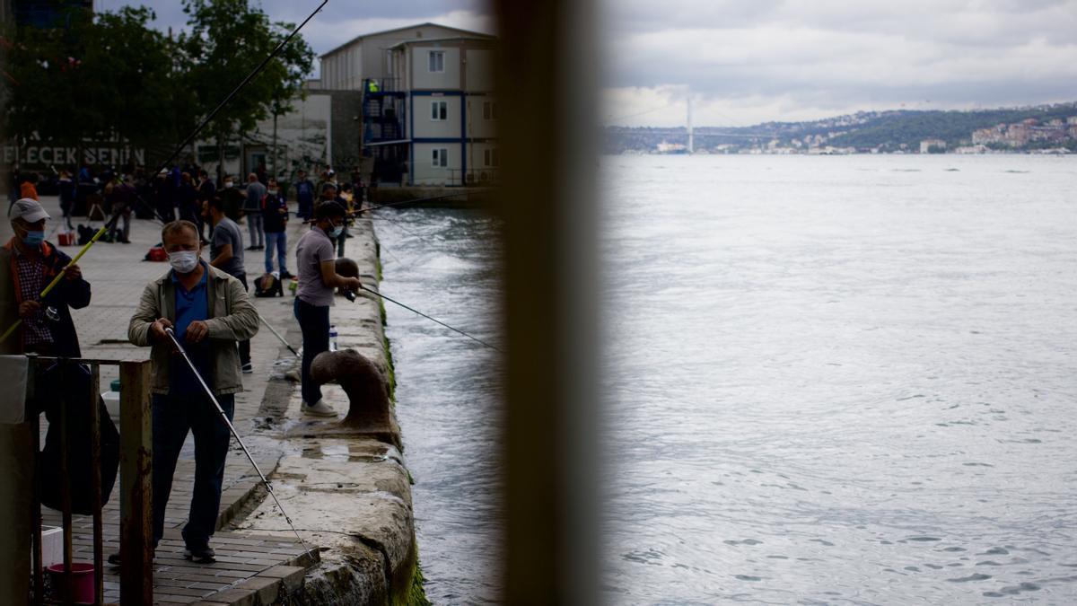 Habitantes de Estambul pescan en el estrecho del Bósforo.
