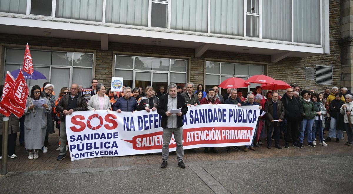 Concentración de este lunes ante el ambulatorio Virgen Peregrina de Pontevedra.
