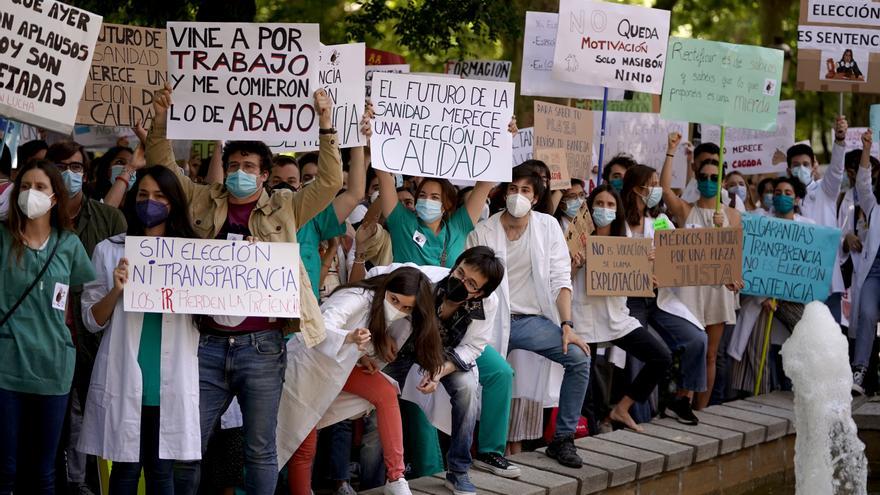 Protesta de aspirantes al MIR frente al ministerio de Sanidad