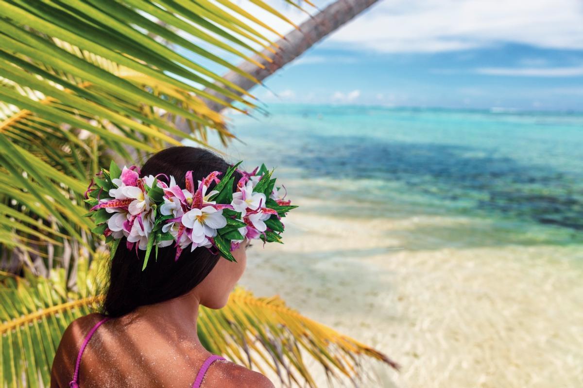 Corona de flores frescas, típicas del archipiélago