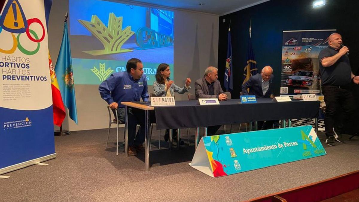 Por la izquierda, Carlos Márquez, presidente de la FAPA; Aida Nuño, directora general de Deportes; Emilio García Longo, alcalde de Parres, y Aladino Martínez, presidente de SIF Motor.