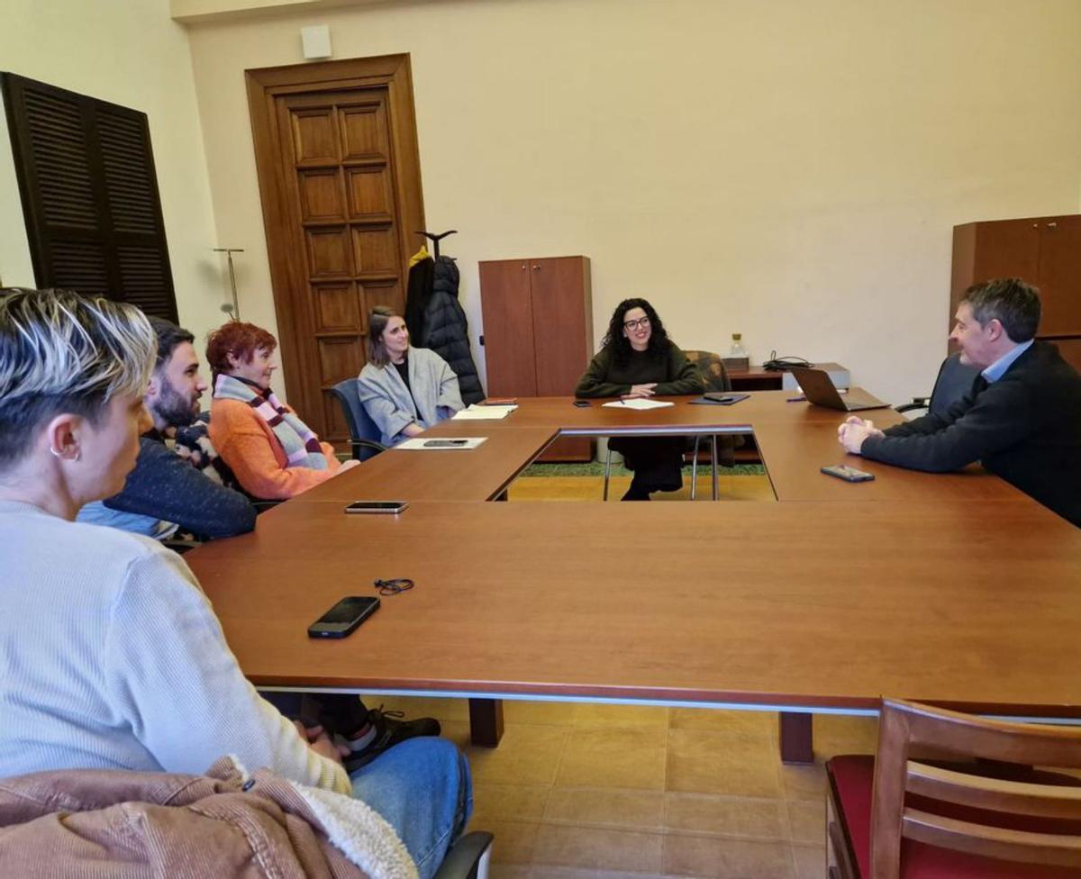 Por la izquierda, Raquel Álvarez, Rubén Rodríguez, Geles García, Manuela Ena, Vanessa Gutiérrez y Fernando Sierra, ayer, en la reunión. |