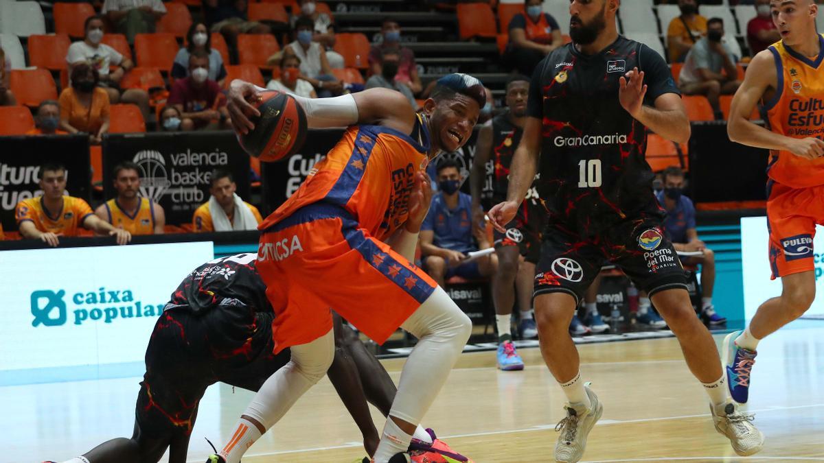 Partido entre el Valencia Basket y el Gran Canaria . Torneo Ciutat de València