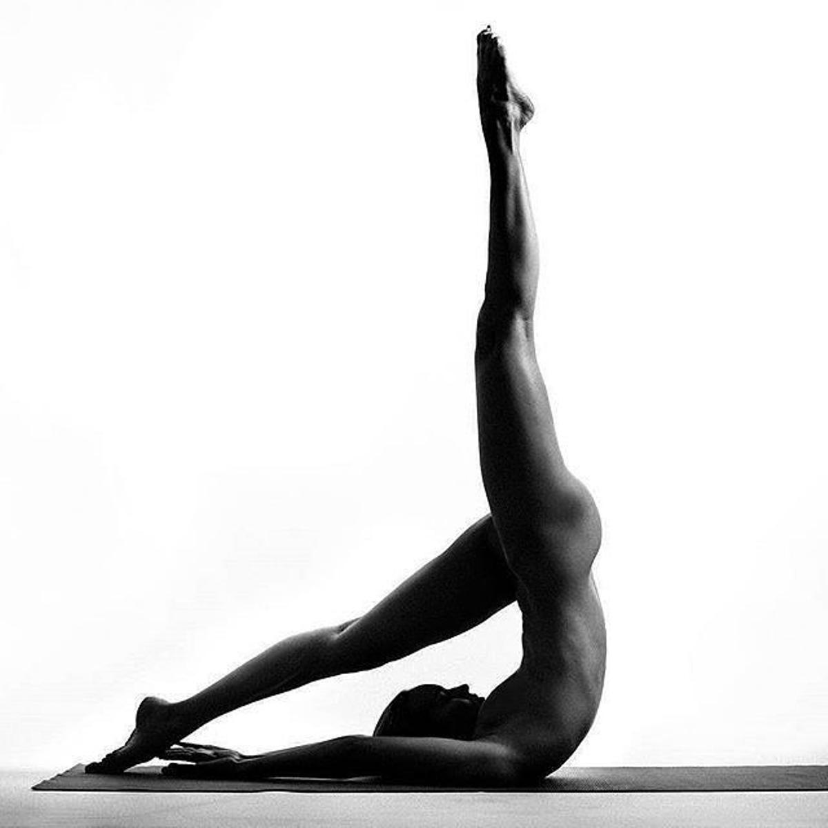 El yoga 'nude' en Instagram: una oda al cuerpo femenino