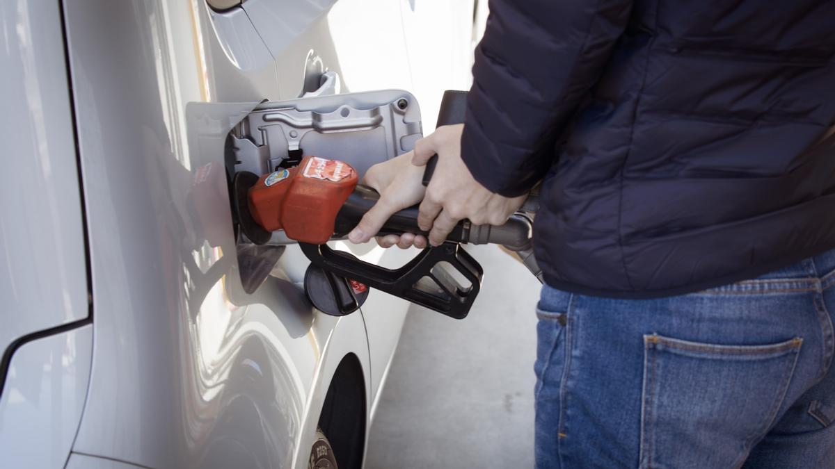 Un hombre provoca un incendio al fumar mientras echa gasolina a su coche