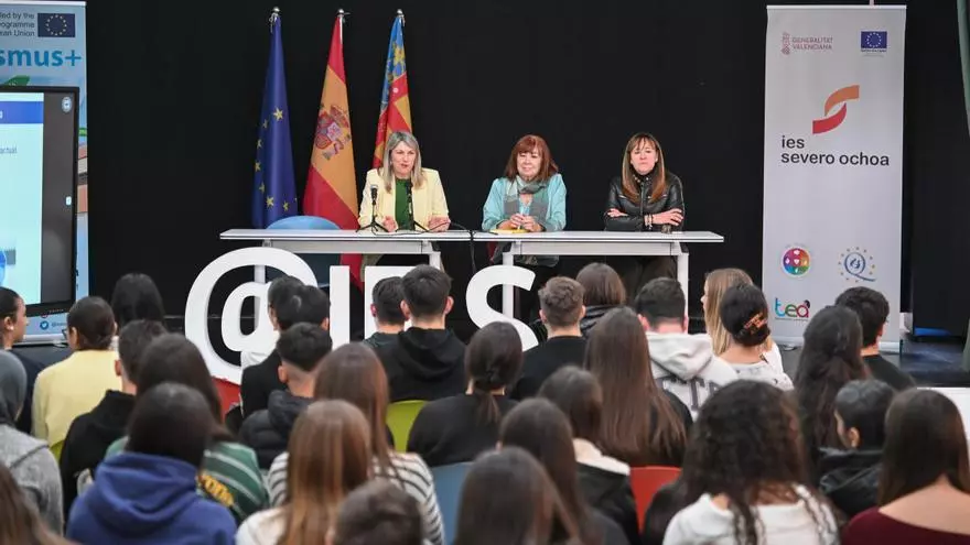 Cristina Narbona en Elche: "Hay que inculcar en los jóvenes la importancia de pertenecer a la Unión Europea en tiempos de desinformación"