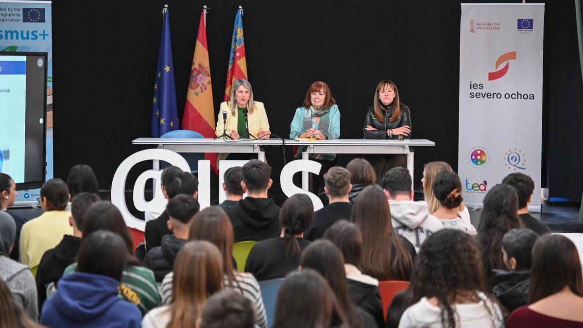 Cristina Narbona en Elche: "Hay que inculcar en los jóvenes la importancia de pertenecer a la Unión Europea en tiempos de desinformación"