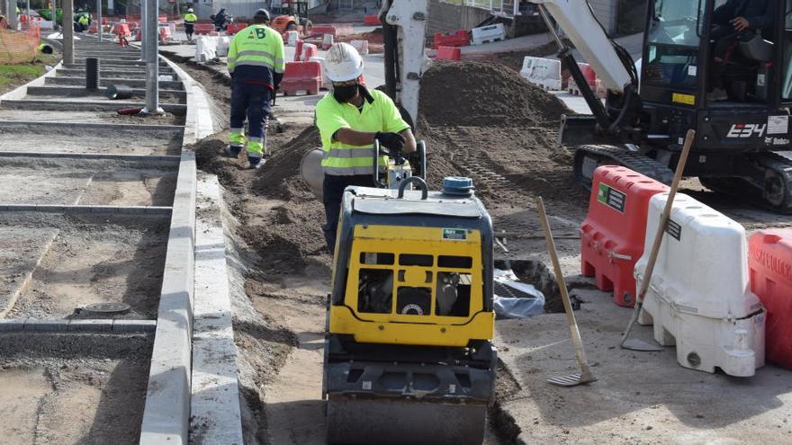 Operaris treballant fent una nova vorera al camí de Garreta