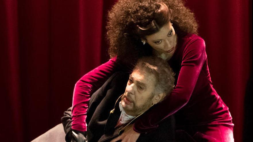 Davinia Rodríguez junto a Plácido Domingo en la representación de &#039;Macbeth&#039;, en Viena en noviembre de 2016.