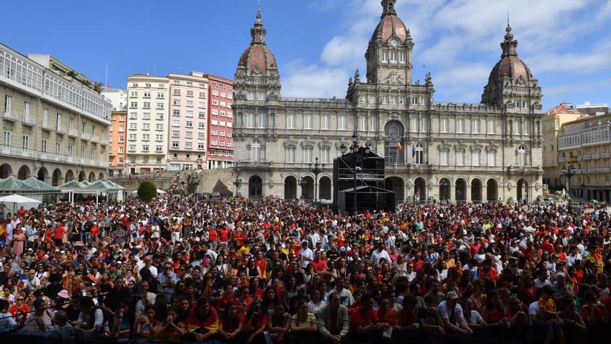 La plaza de María Pita vibra con el triunfo de la selección