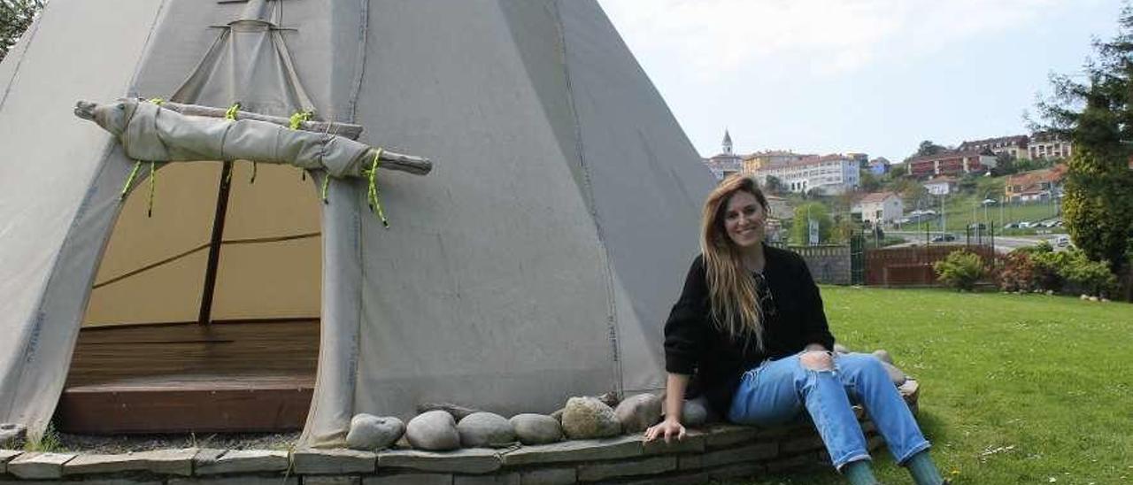 Sara Fernández posa en el exterior del albergue Casa Carmina; al fondo, Muros de Nalón.