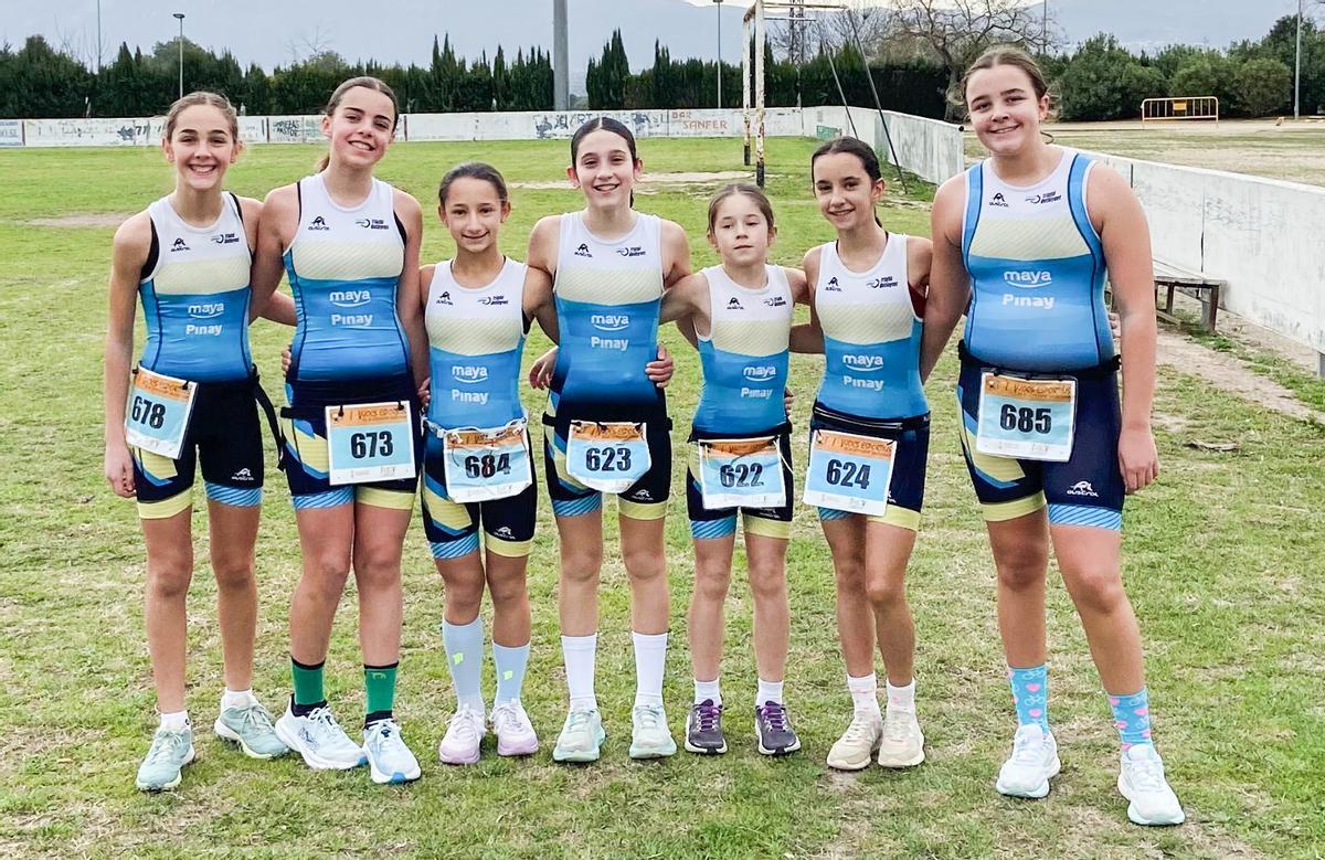 Deportistas de la Escola del Triatló Ontinyent en la prueba en l'Olleria.