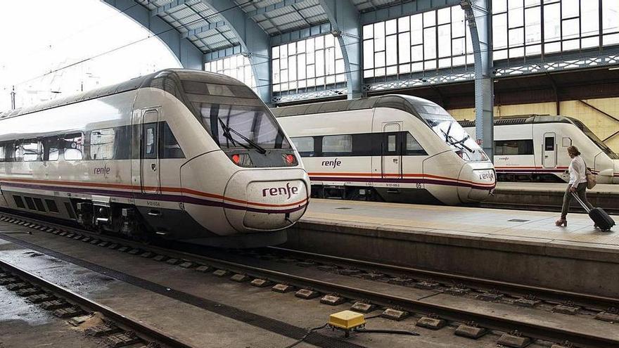 Trenes en los andenes de la estación ferroviaria de San Cristóbal, en A Coruña.