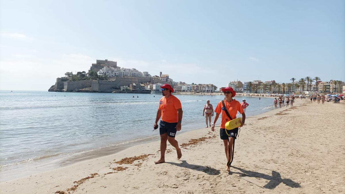 Los socorristas ya protegen las playas de Peñíscola.