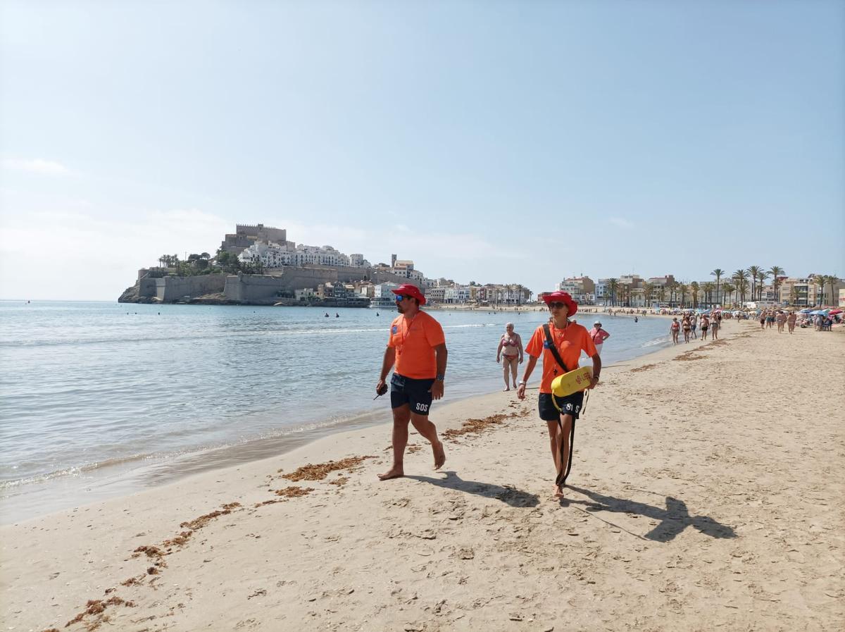 Los socorristas ya protegen las playas de Peñíscola.