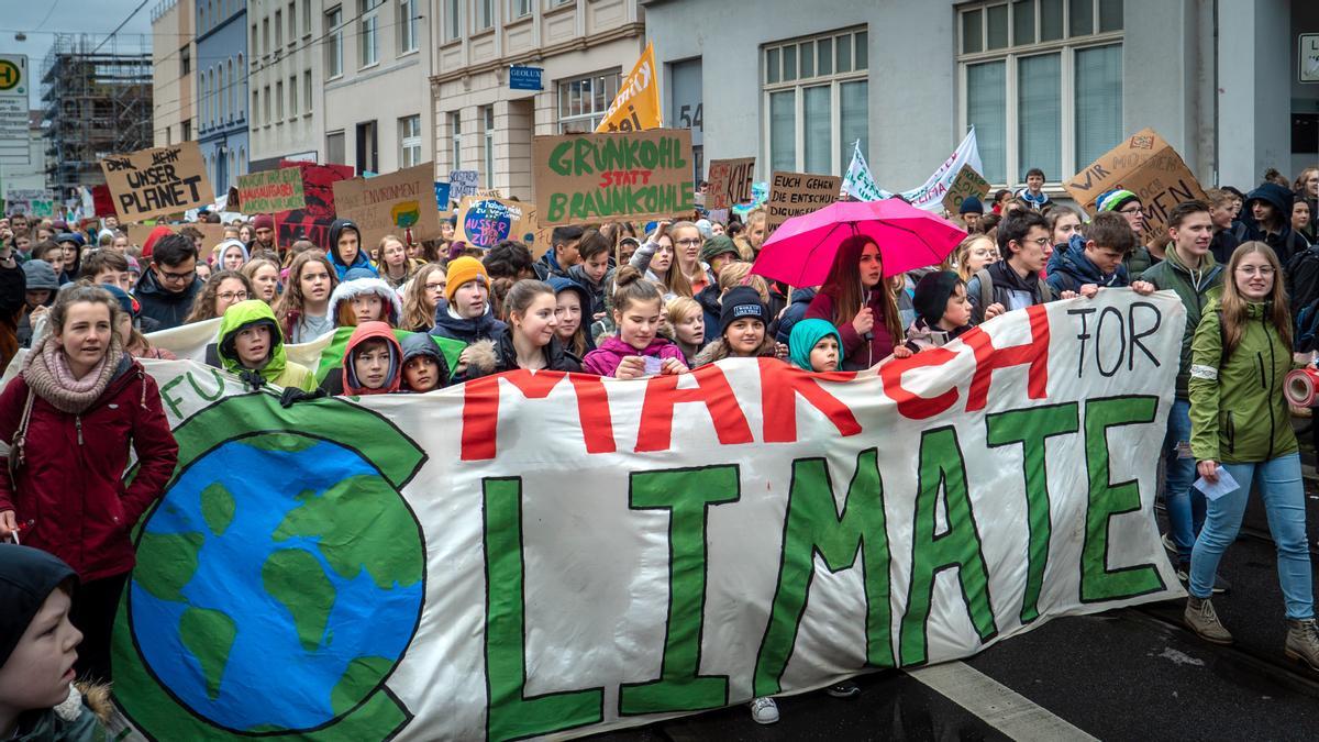 Manifestación de jóvenes para exigir acciones políticas contra el cambio climático.