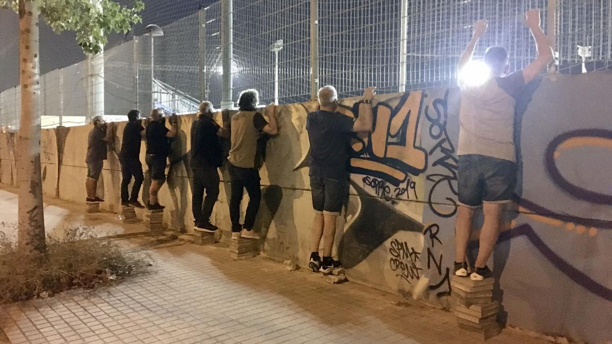 Padres mirando un entrenamiento de fútbol femenino del Juvenil A del RCD Espanyol en el exterior de la Ciutat Esportiva Dani Jarque