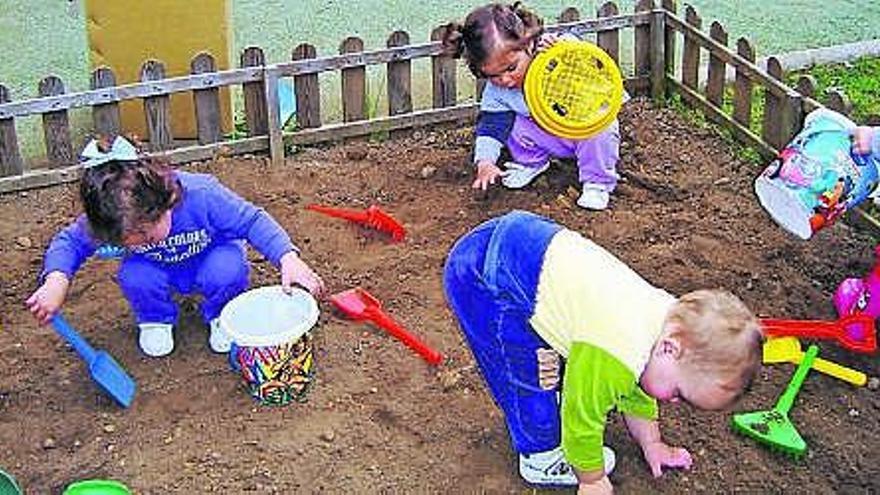 A la izquierda, los niños trasteando en el huerto de la escuela. A la derecha, los más pequeños, descubriendo la lechuga y el tomate.