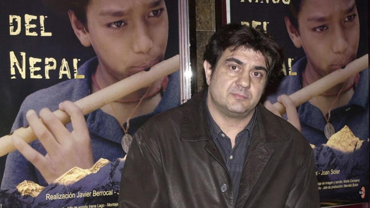 El cineasta catalán Joan Soler junto a la carátula del documental que le hizo ganar un Goya en el 2004, 'Los niños del Nepal'.