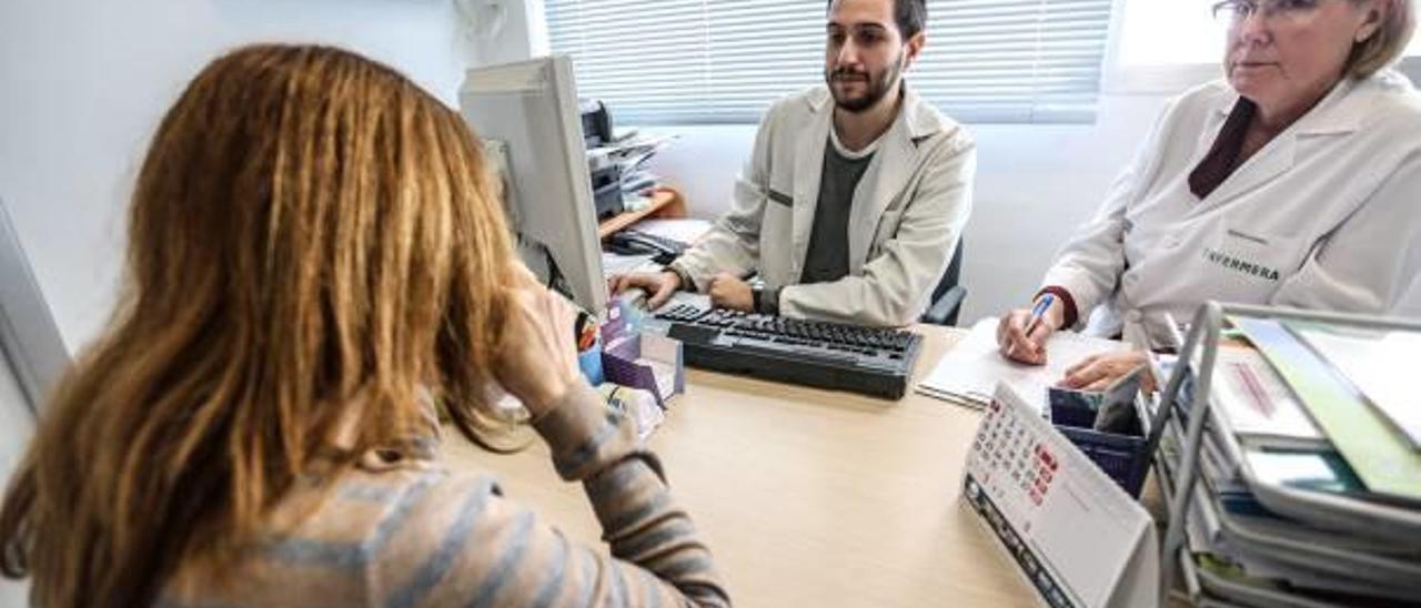 Una paciente acude a una consulta de Atención Primaria en el Centro de Salud Álvarez de la Riva de Orihuela.