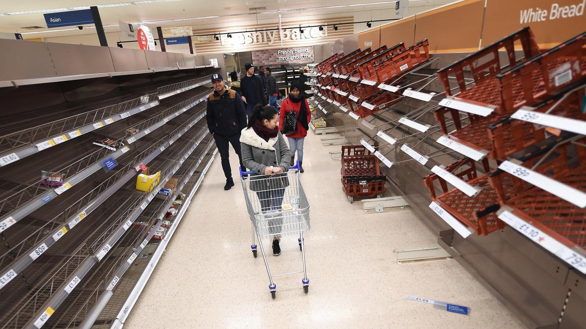 Estanterías vacías en un supermercado británico.