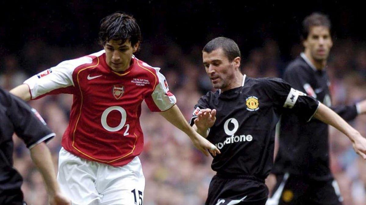 Cesc Fàbregas ante Roy Keane, en un Arsenal - Manchester United