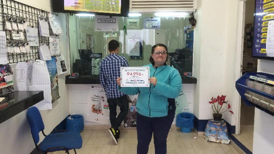 Arapsun Sánchez, ayer, en la Administración de Lotería Nº5 de Arrecife con el cartel del premio dado en esa oficina.