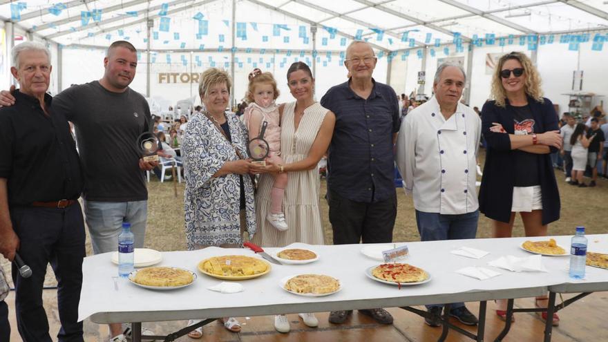 Por la izquierda, Joaquín Ruiz, Magdalena Florido, Patricia Suárez, con su hija Misel, Jorge Bonito, Arturo Castellanos y Patricia Huergo, ante las tortillas. | Luisma Murias