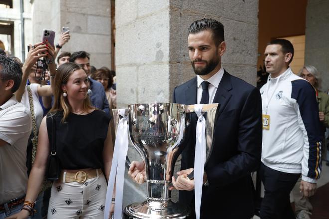 El Real Madrid recibe el trofeo de su trigésimo sexta Liga e inicia las celebraciones