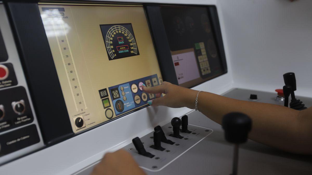 El pupitre de mandos del simulador de la estación del Portillo, que se sustituirá por dos nuevas cabinas más modernas con la apertura de la escuela de Renfe en la Expo a finales de este año. / ANDREEA VORNICU