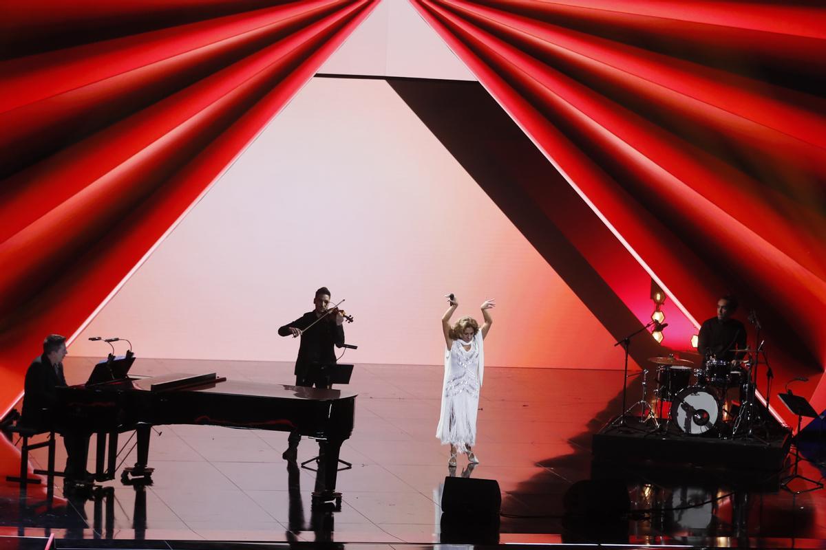 SEVILLA 11/02/2023.- La cantante Lolita (2-d) durante su actuación en la gala de la XXXVII edición de los Premios Goya, que se celebra este sábado en el Palacio de Congresos y Exposiciones FIBES de Sevilla. EFE/Jose Manuel Vidal