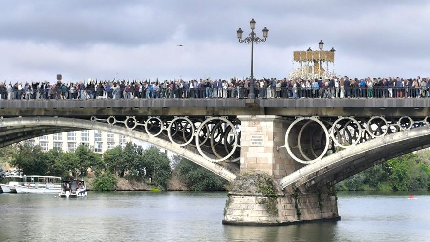 VÍDEO | La Esperanza en el puente de Triana antes de entrar en el barrio