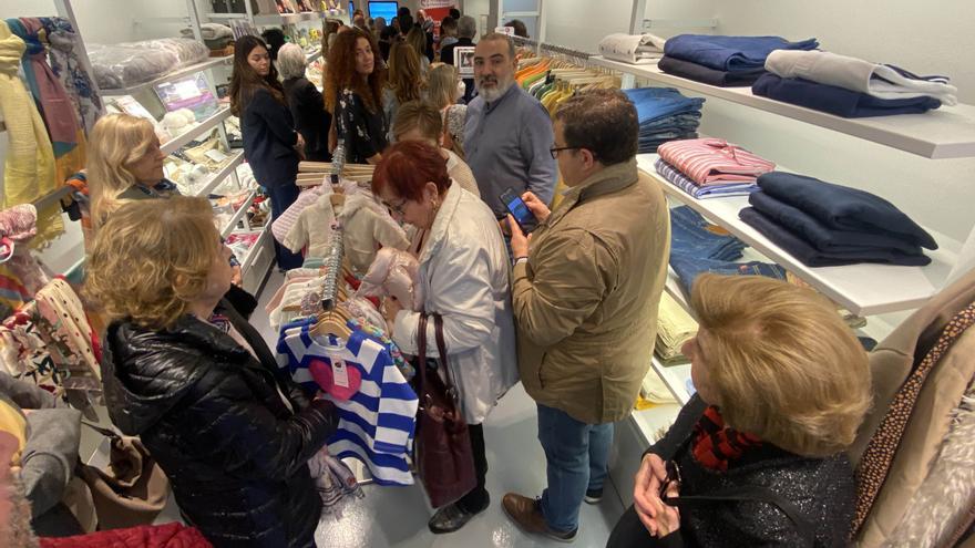 Cáritas abre en el centro de Elche la tercera tienda de la provincia que emplea a personas vulnerables