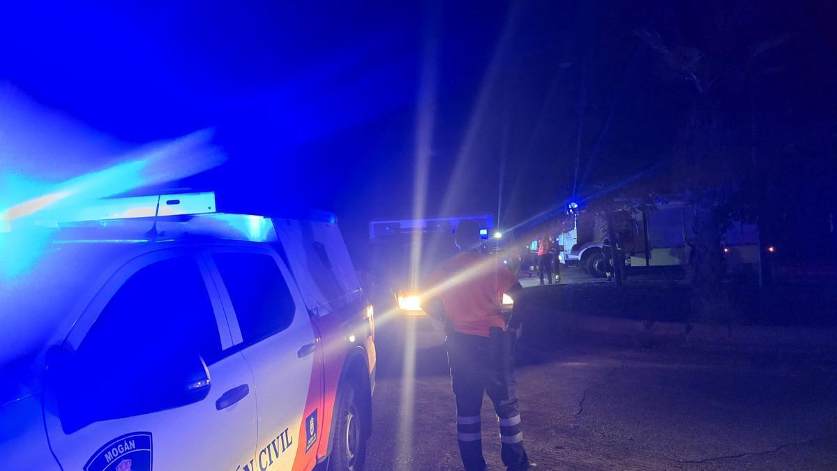 Miembros de Protección Civil de Mogán, durante el despliegue de rescate.