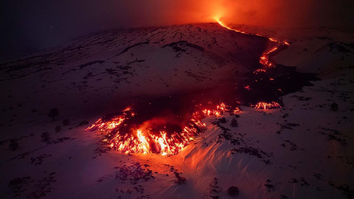 La lava fluye sobre la nieve en el volcán Etna