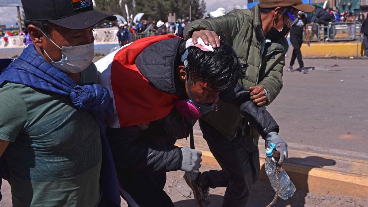 Un herido por los enfrentamientos entre los manifestantes y la policía  en Juliaca (Perú).