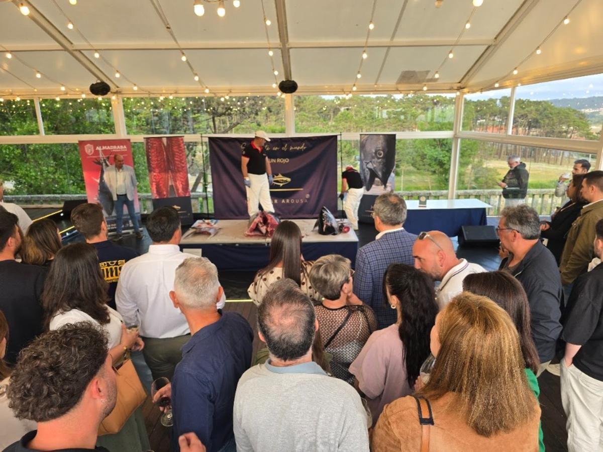 La exhibición de «ronqueo» de atún rojo realizada por Novomar Arousa en O Grove fue un éxito.