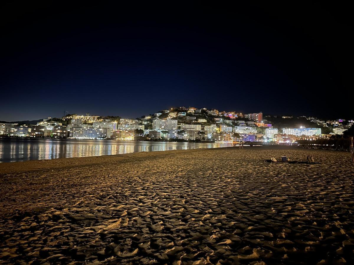 Auch nachts kühlt es in den Küstenorten auf Mallorca dieser Tage nur schwer ab.